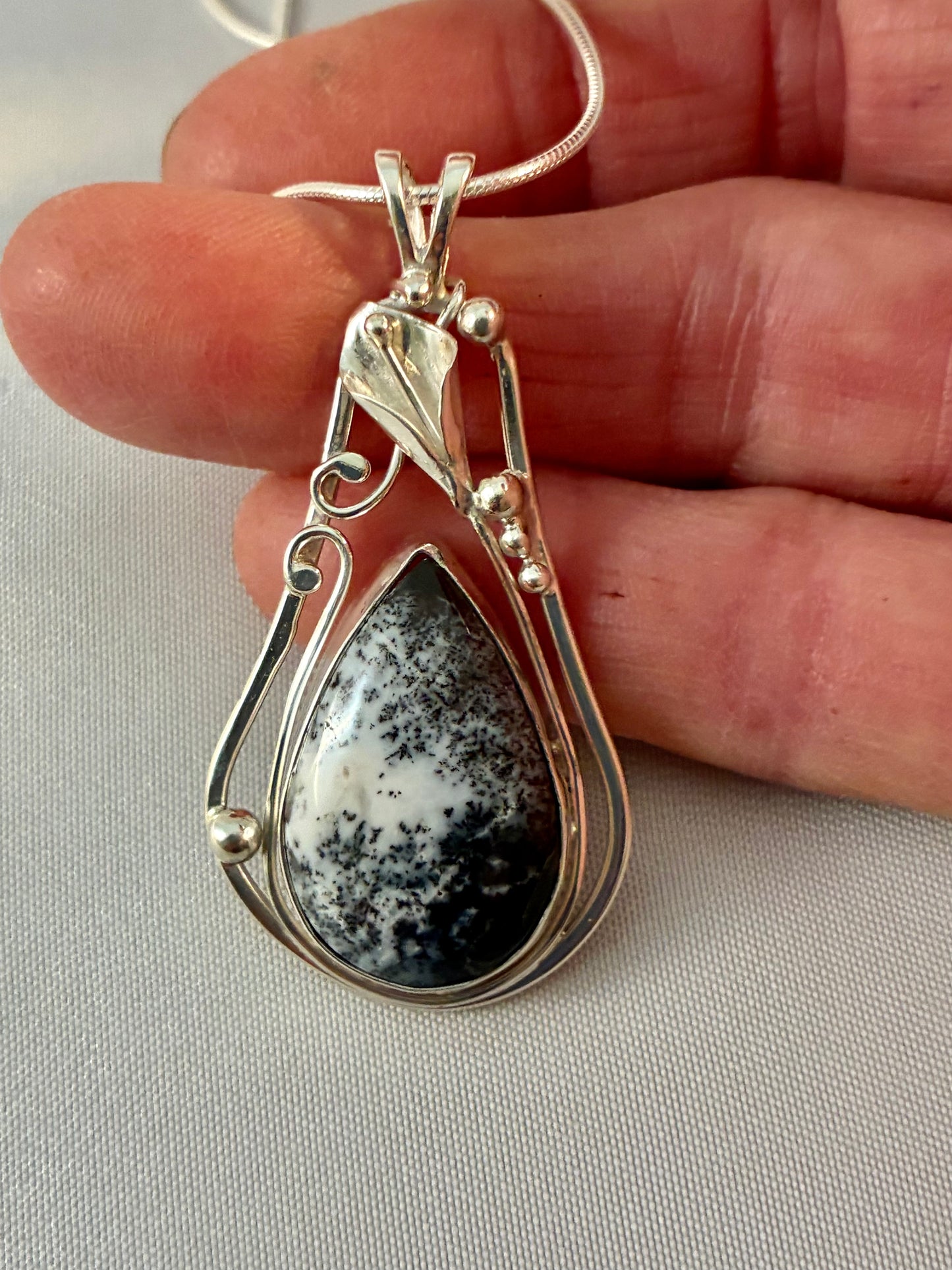 Teardrop Dendritic Opal Lily. Mod. OL