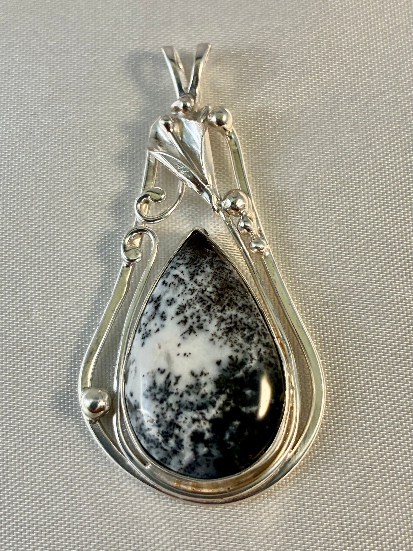 Teardrop Dendritic Opal Lily. Mod. OL