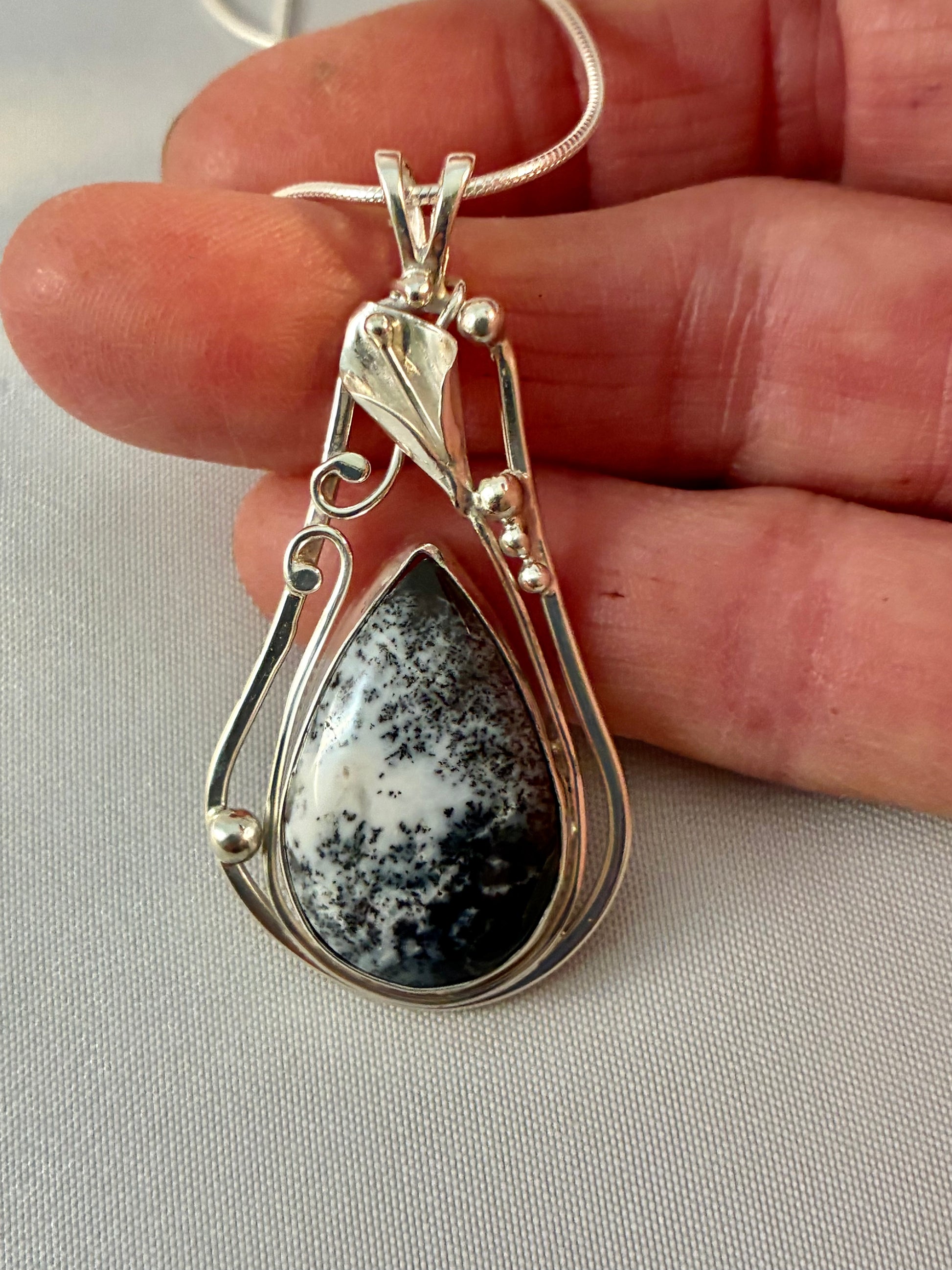 Teardrop Dendritic Opal Lily. Mod. OL